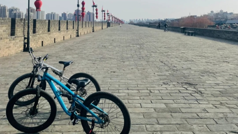 Cycling on the city walls
