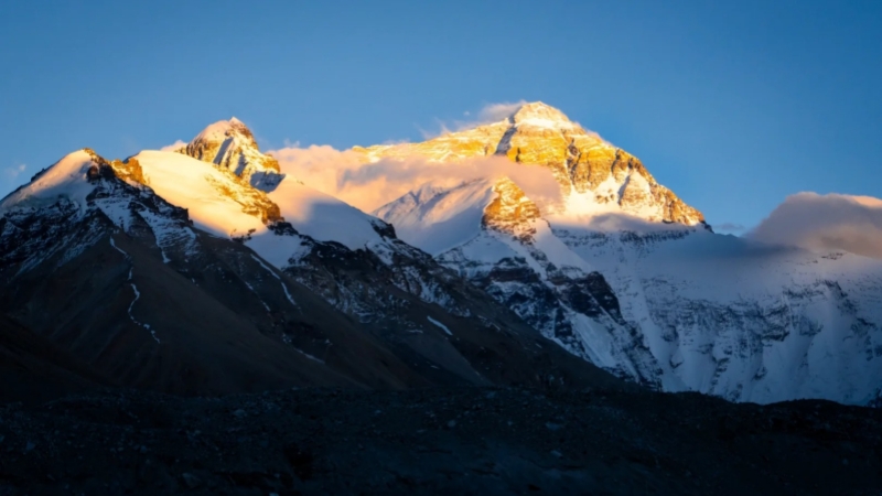 Mount Everest Shines Like a Golden Mountain