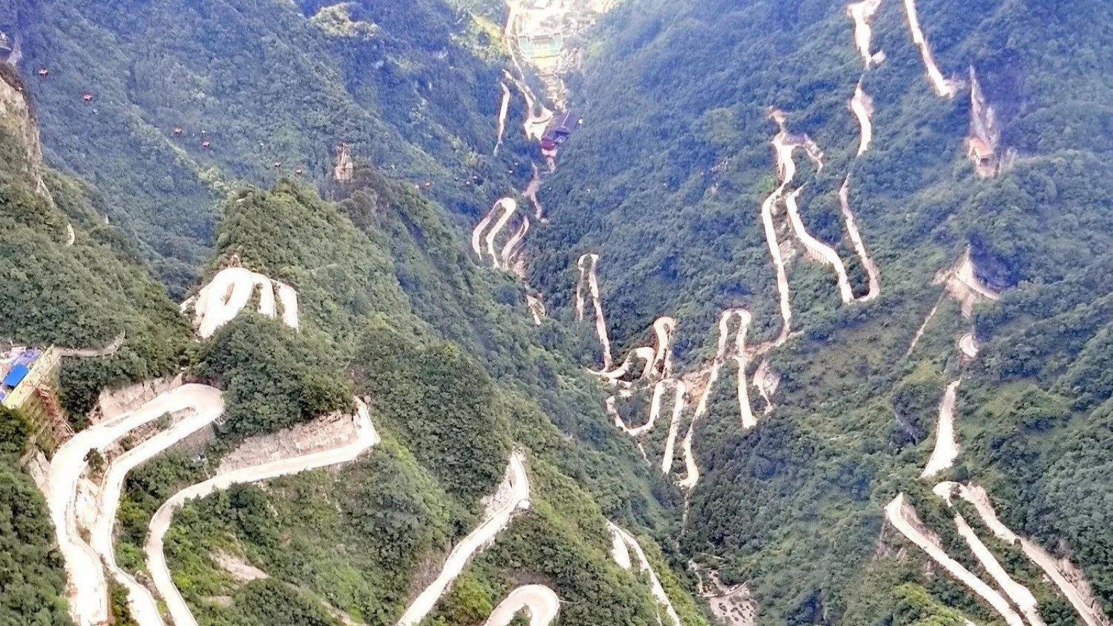 Tongtian Avenue of Tianmen Mountain
