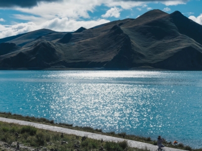 Yamdrok Lake
