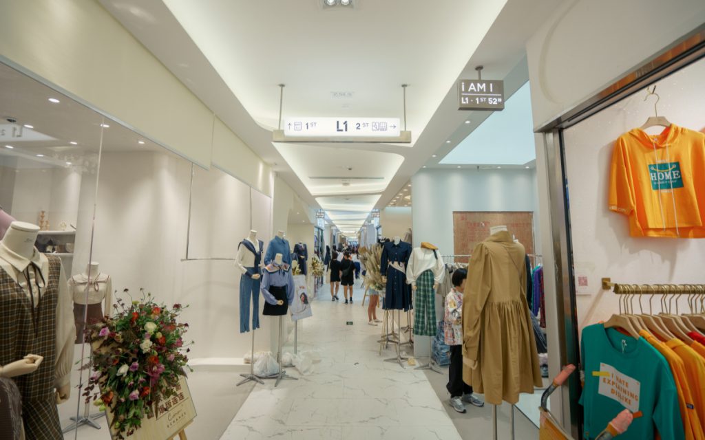 Booth-style stores in Shisanhang Market