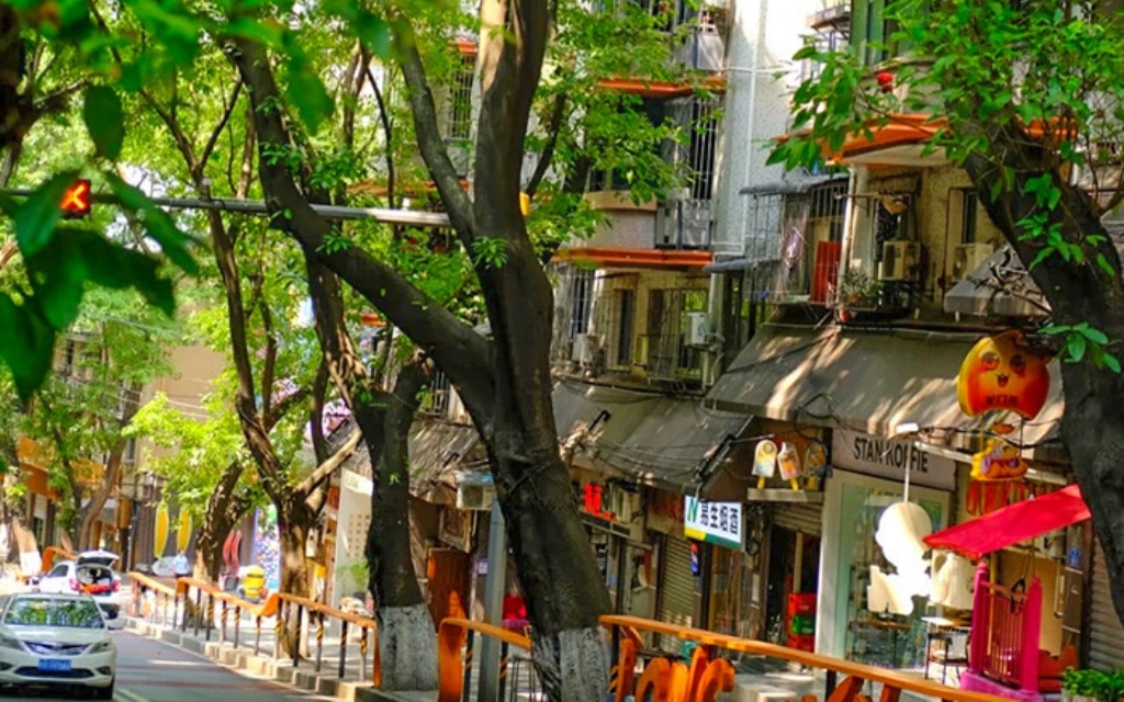 There are few people and vehicles on the streets in Chongqing at noon in summer