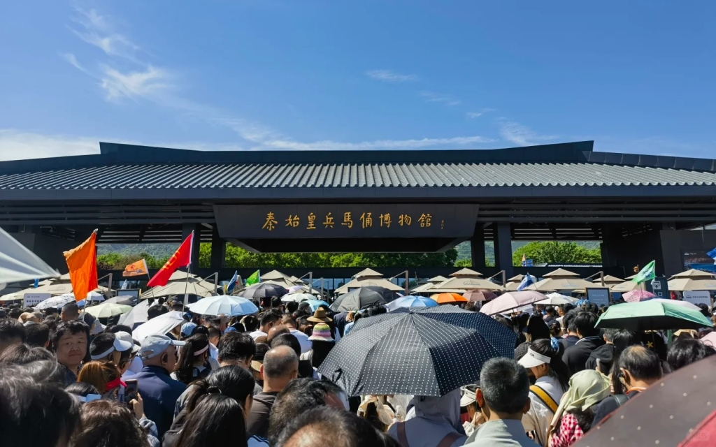 People are queuing up at the entrance of the Terracotta Army