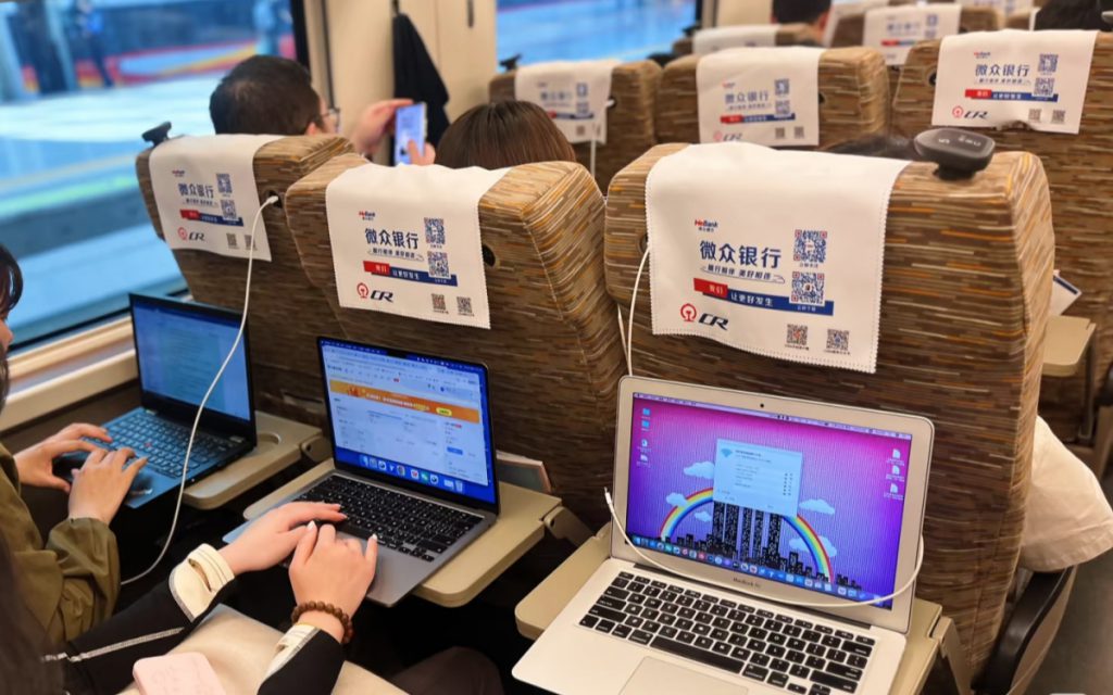 Use a laptop on the high-speed rail