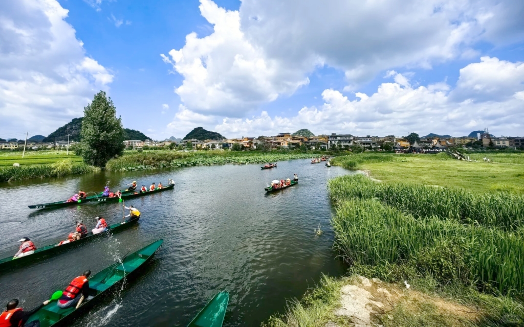 Visitors enjoying water fights on willow-leaf boats in Puzhehei