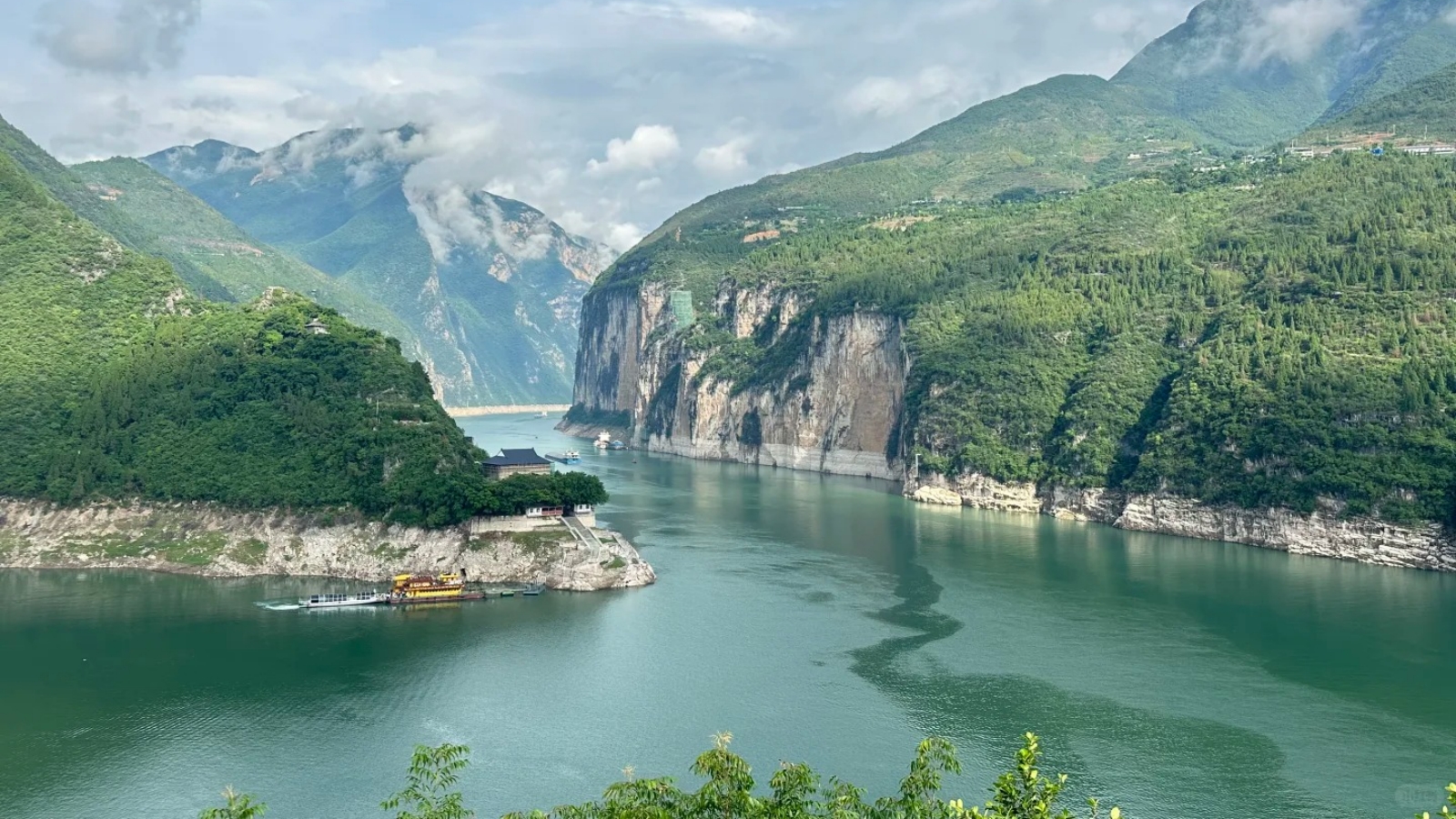 12-Day Leisure China Heritage & Yangtze Cruise for Seniors