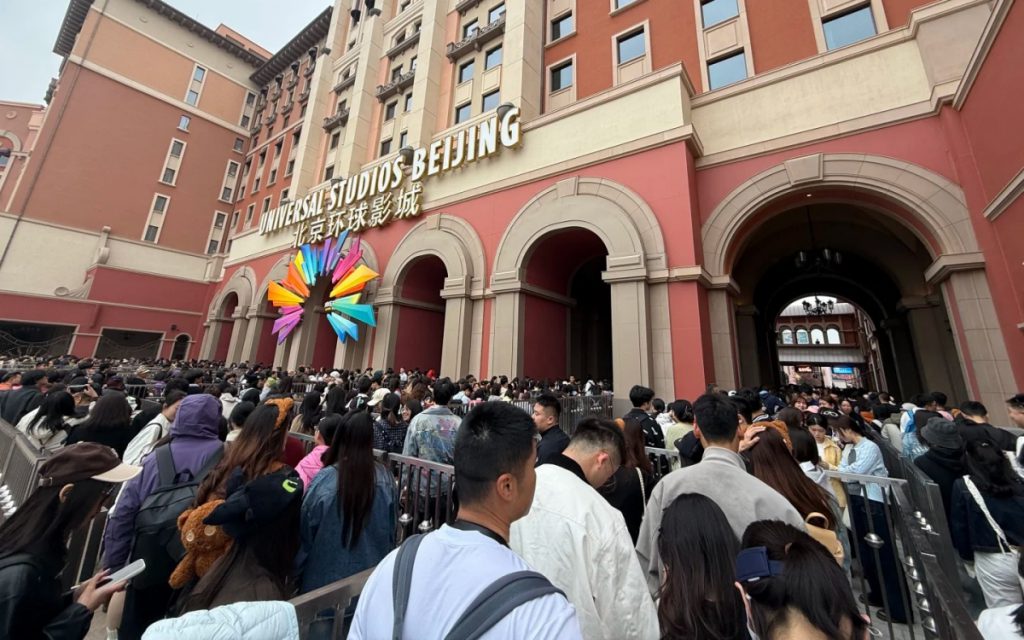 The crowded queue at Universal Studios