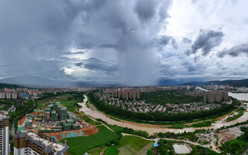 The rain scenery in Jinghong City, Xishuangbanna, Yunnan Province