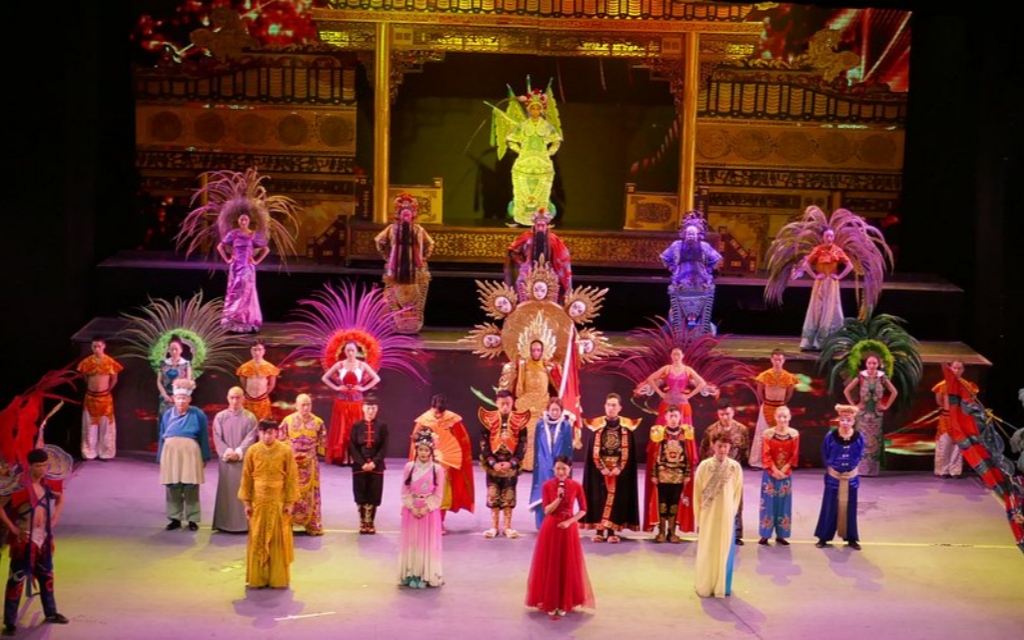 All the performers at Jinjiang Theater take a bow.