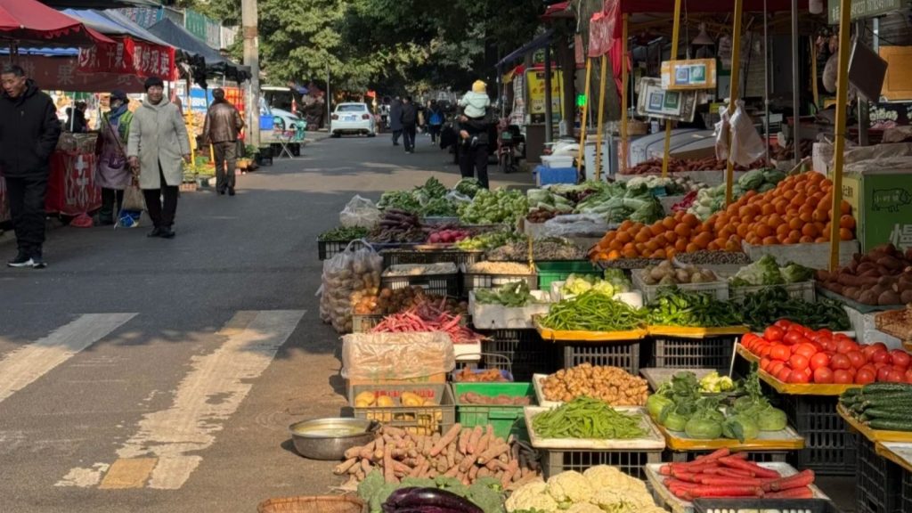 Even in winter, Chengdu's produce markets are filled with fresh fruits and vegetables.